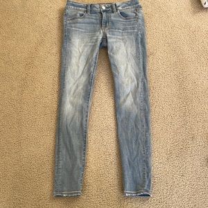 American Eagle, “super super stretch” jeggings, light wash